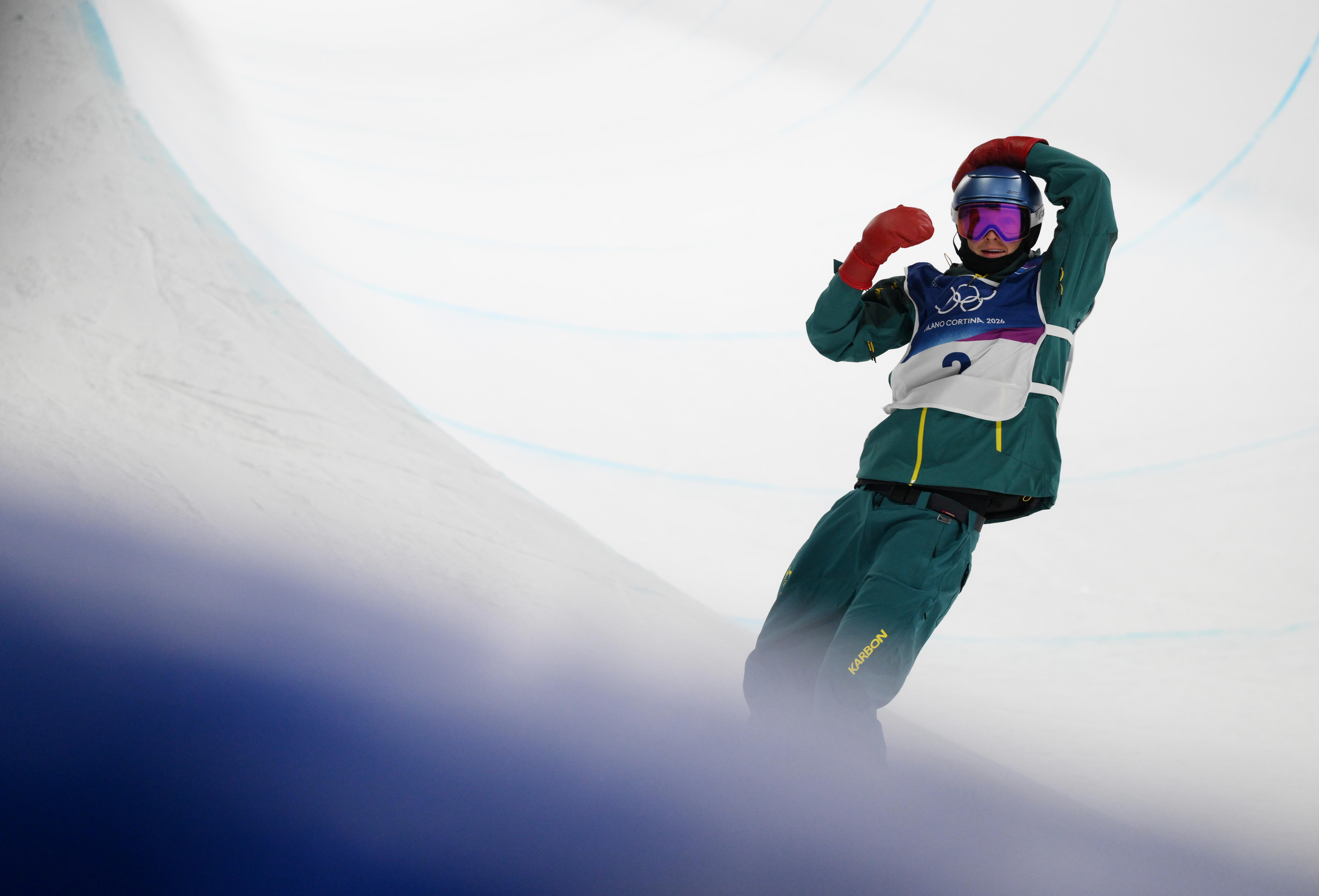 Scotty James con la mano en la cabeza