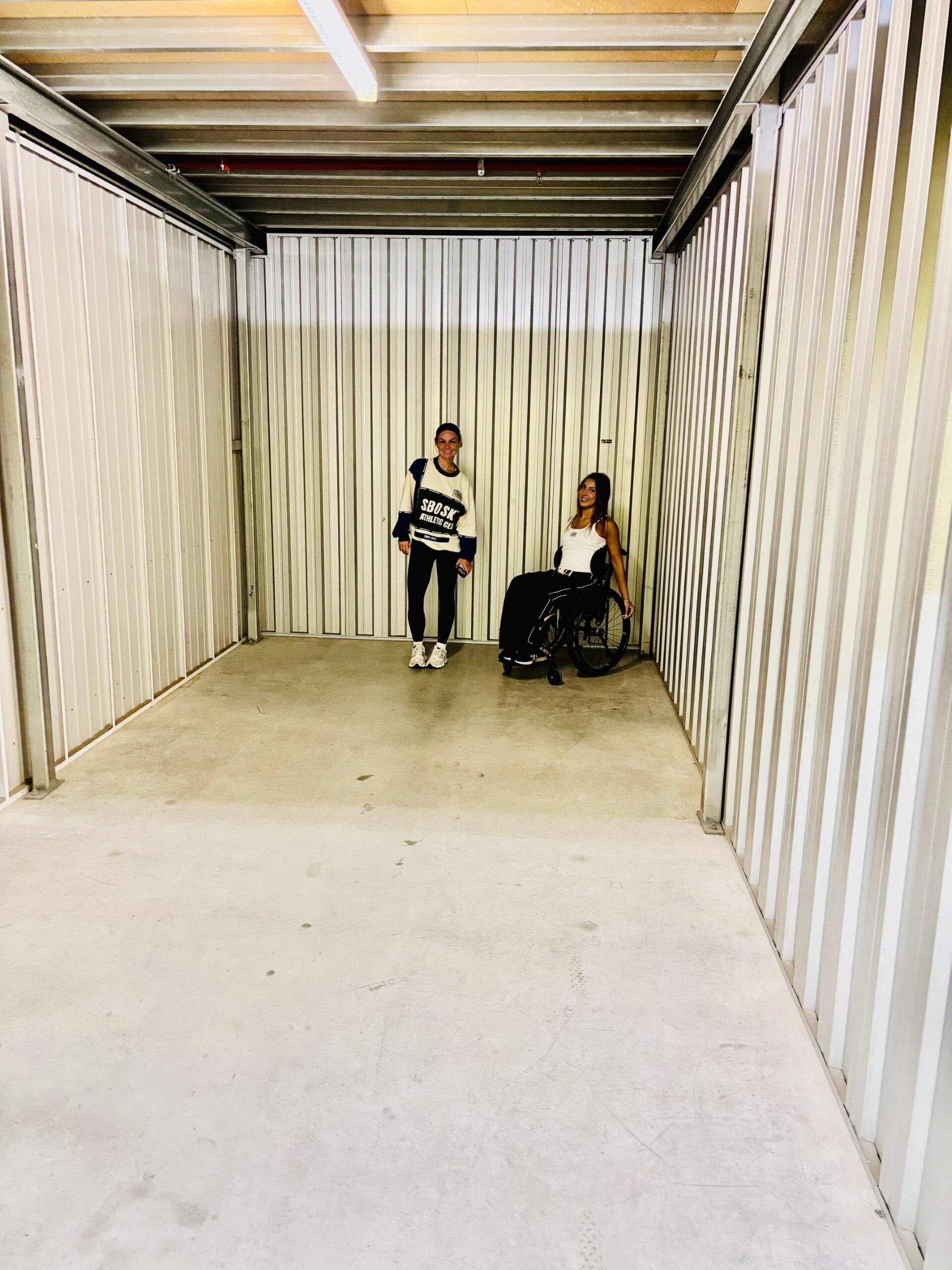 Ava Costa e uma amiga num armazém.