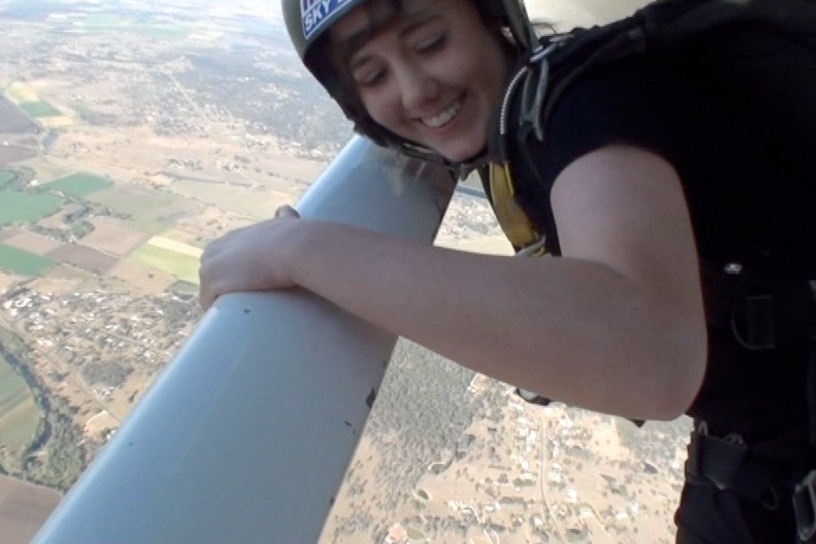 Kelsie Dummett skydiving