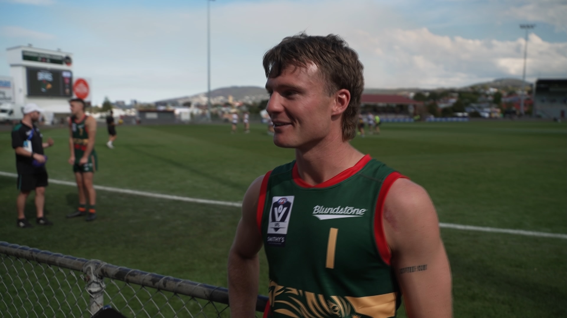 Um jovem com uma camisa de futebol.