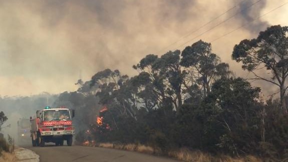 Bushfire at Wentworth Falls continues to burn