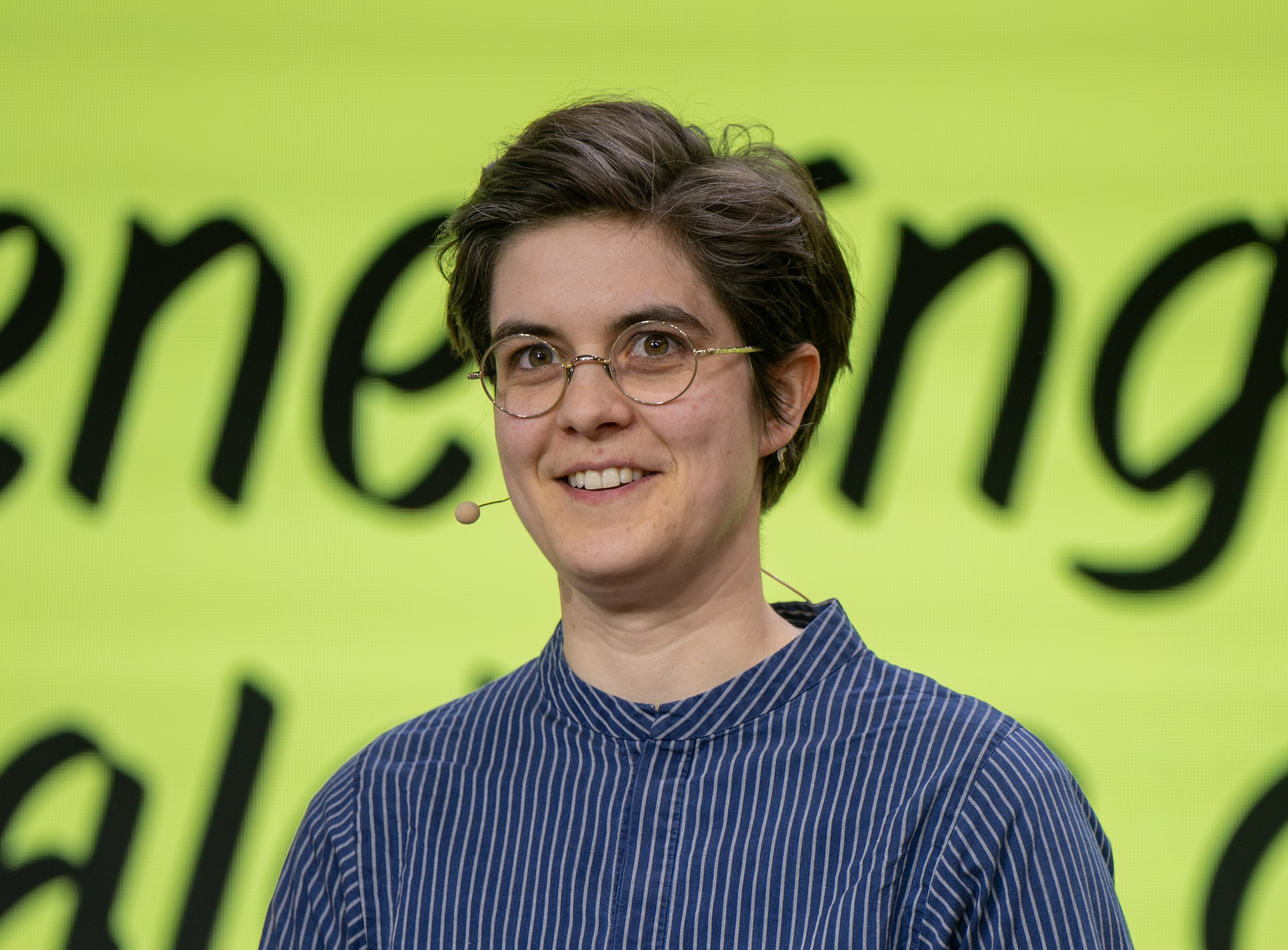Marlene Engelhorn sonríe a la cámara. Lleva gafas de lectura redondas. Y un top azul. 