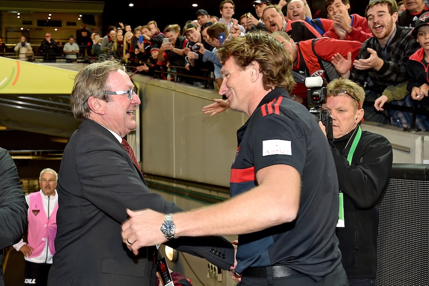 Kevin Sheedy berjabat tangan dengan James Hird