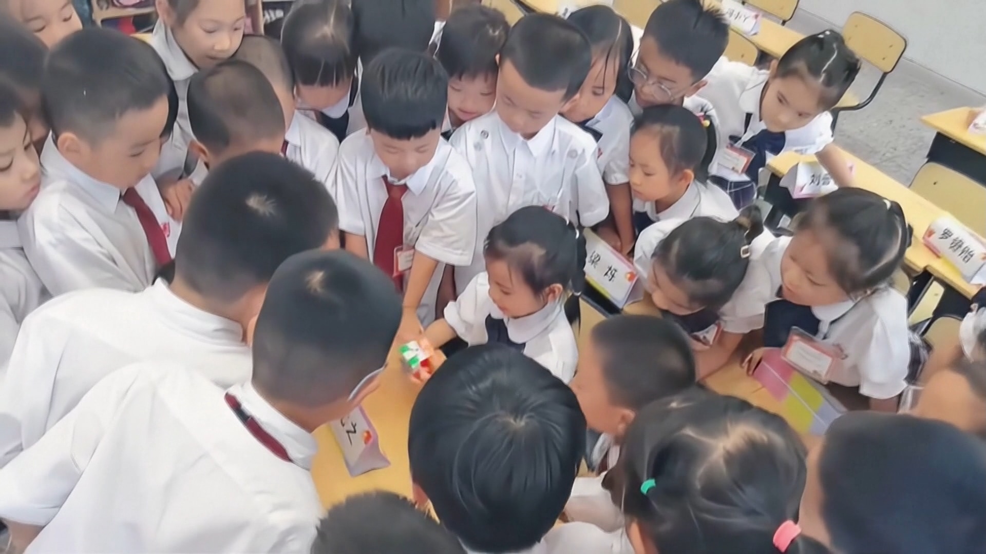 VIDEO: Lian Yunzhi solves Rubik's cube in front of friends and family - ABC News & Headlines – Australian Broadcasting Corporation