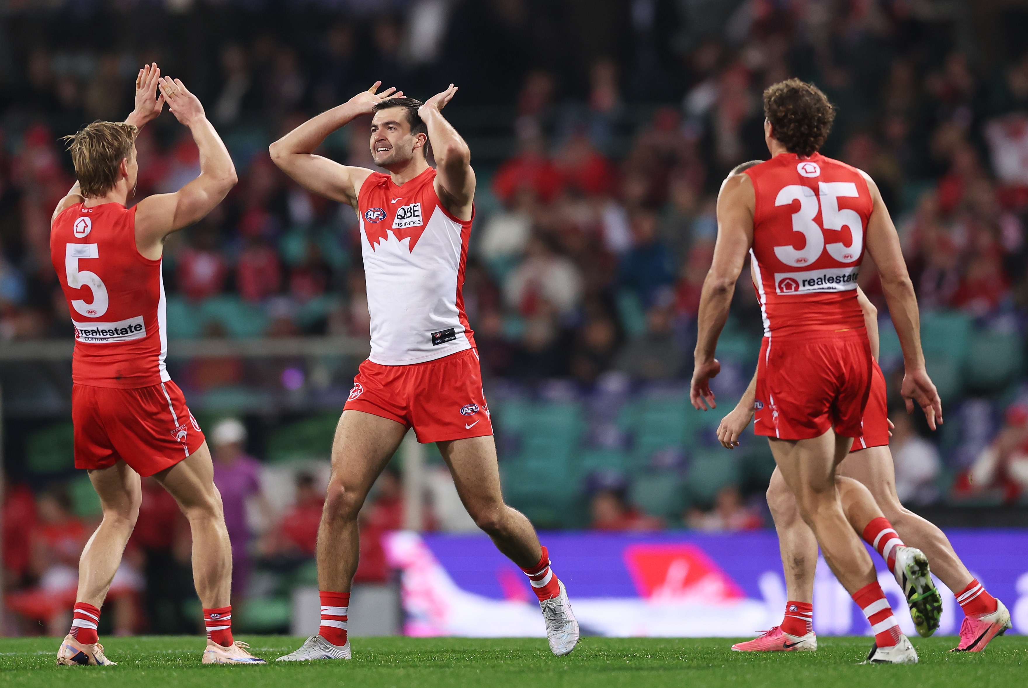 Live: Swans close gap on Crows at wet SCG