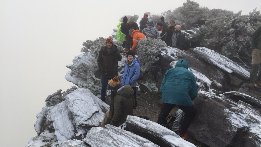 Bluff Knoll snow draws crowd