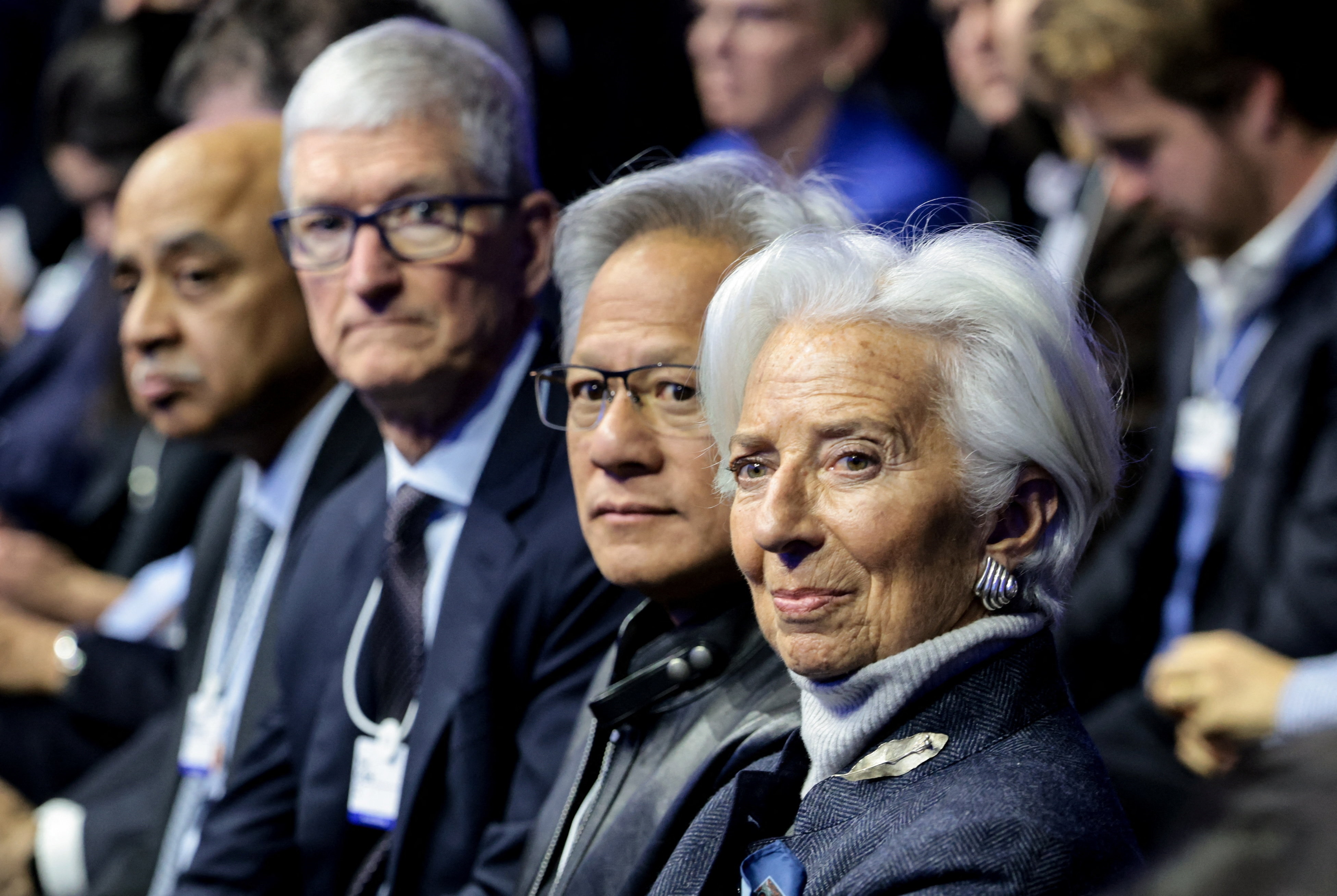 Christine Lagarde sentada en el Foro Económico Mundial y mira por encima del hombro.