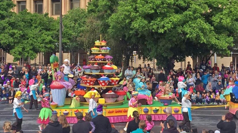 Cupcakes float moves through the heart of the city