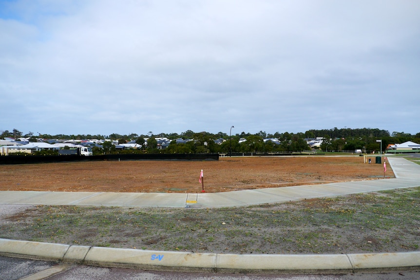 Picture of a vacant block of land.