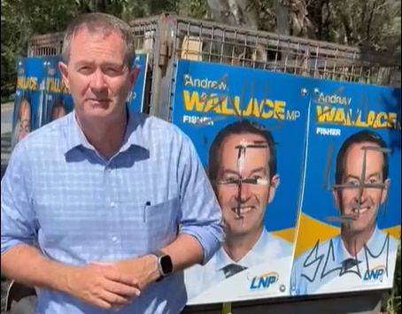 Un hombre de mediana edad junto a un remolque destruido 