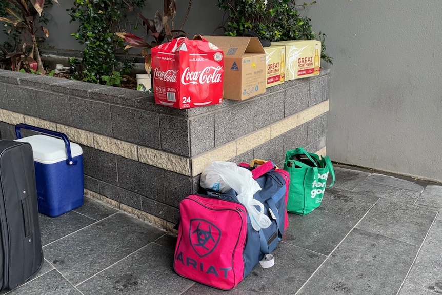 Boîtes de bière et de boissons non alcoolisées et piles de bagages 