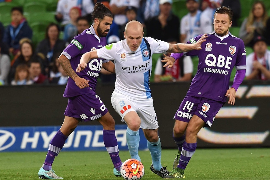 Aaron Mooy cuts through the Perth defence