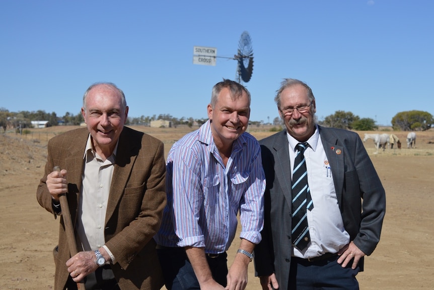 Deputy PM Warren Truss standing with a shovel full of dirt at the Stockman's Hall of Fame in Longreach.