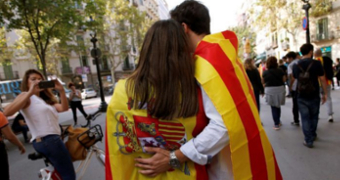 Friends in the Catalan flag pose for a photo.