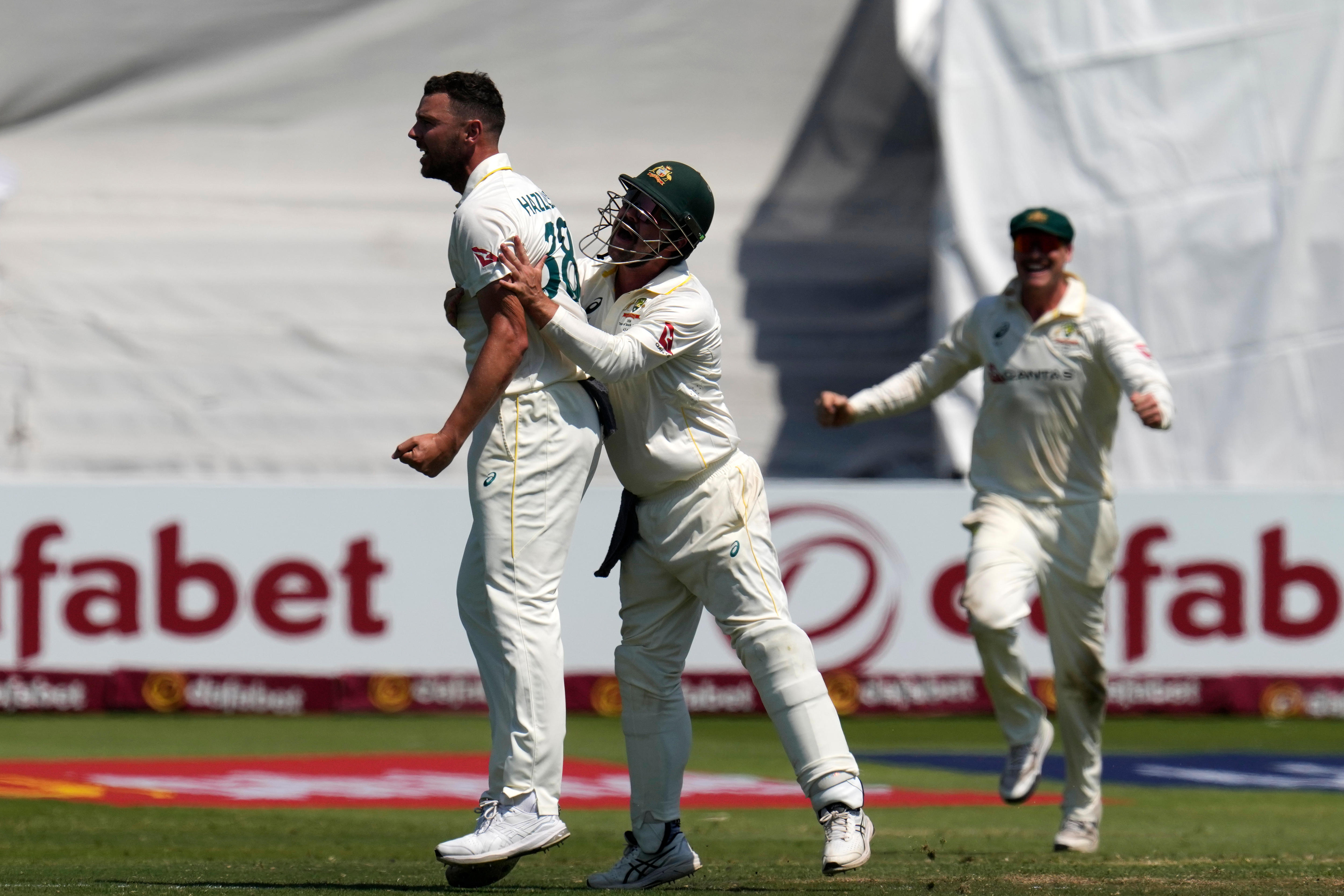 Selection critics silenced as Australia's old guard wins first Test