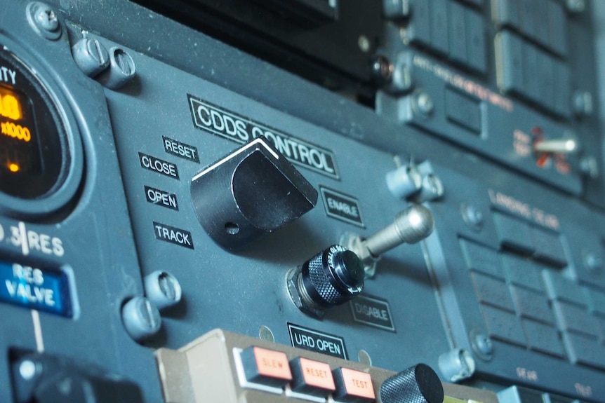 Close up of a switch and a dial in the flight deck of a 747.