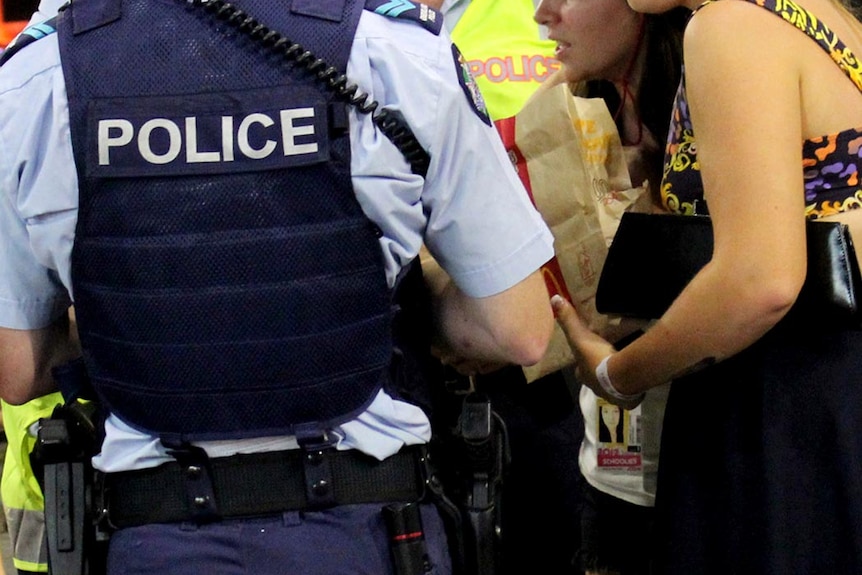 Schoolies talk to police.