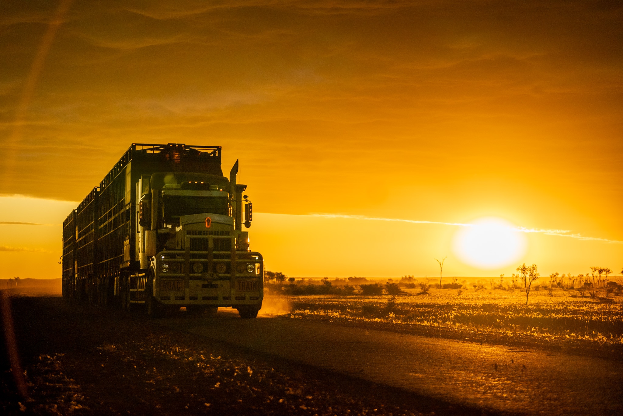 Un tren de carretera circulando al atardecer en el suroeste de Queensland