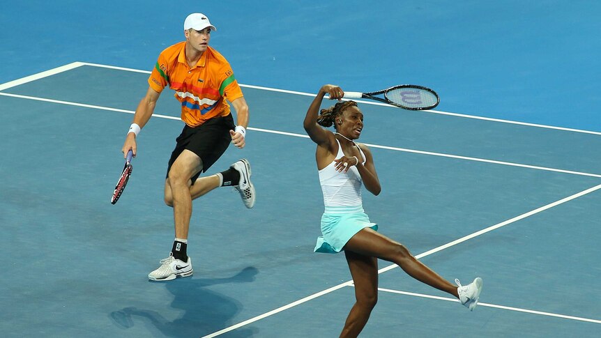 Venus Williams and an undercooked John Isner overcame France in the crucial doubles tie.