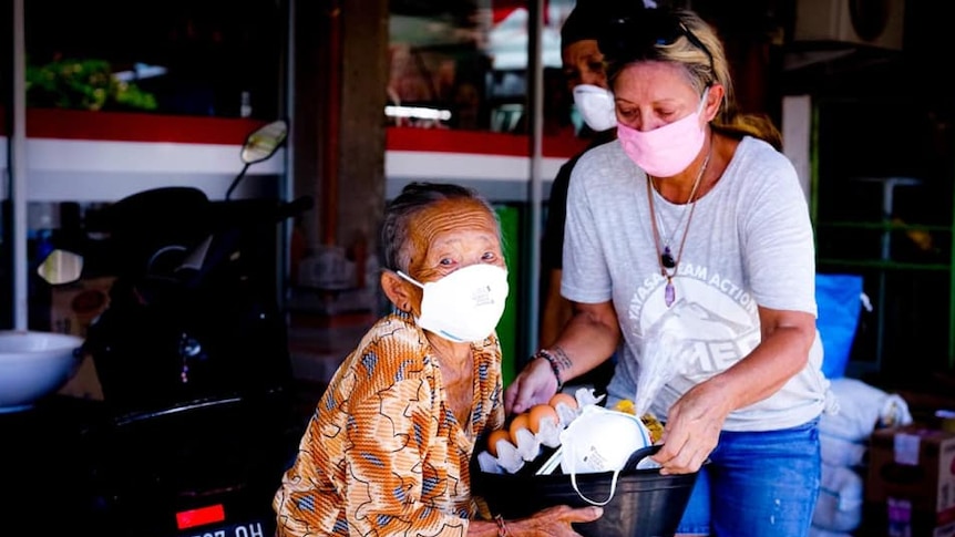 Kalangan ekspat di Bali juga memberikan bantuan sosial kepada warga setempat semasa pandemi.