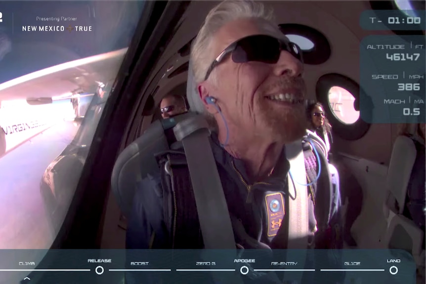 Miliarder Richard Branson uśmiecha się na pokładzie rakietowego samolotu pasażerskiego Virgin Galactic