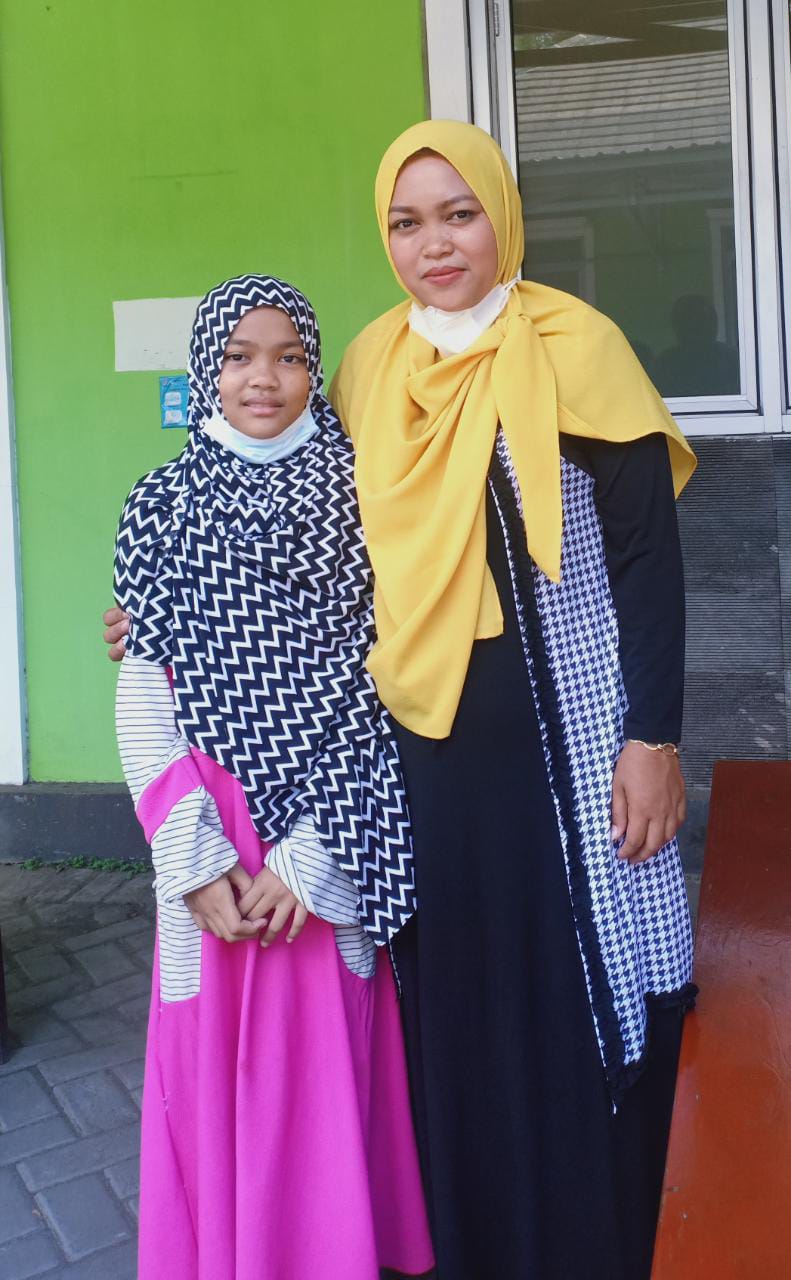 erinda pratiwi wearing islamic dress with her sister