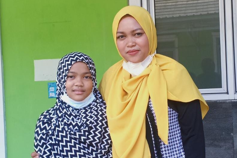 erinda pratiwi wearing islamic dress with her sister
