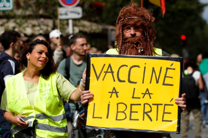 法国黄马甲运动的成员也加入到了巴黎反疫苗抗议者的示威行列。