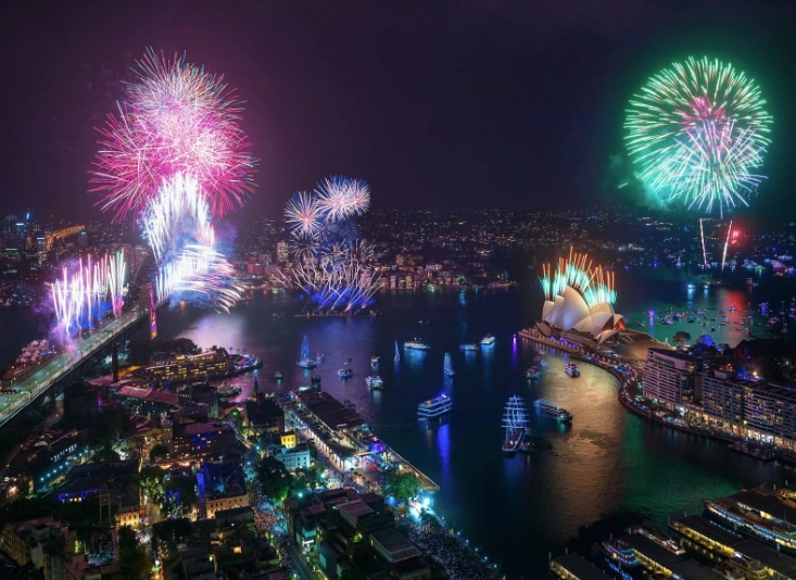 Fuegos artificiales de Nochevieja sobre el puerto de Sídney
