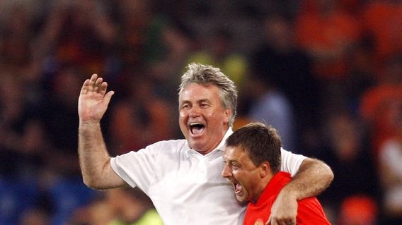 Guus Hiddink (l) celebrates after forward Andrei Arshavin scores