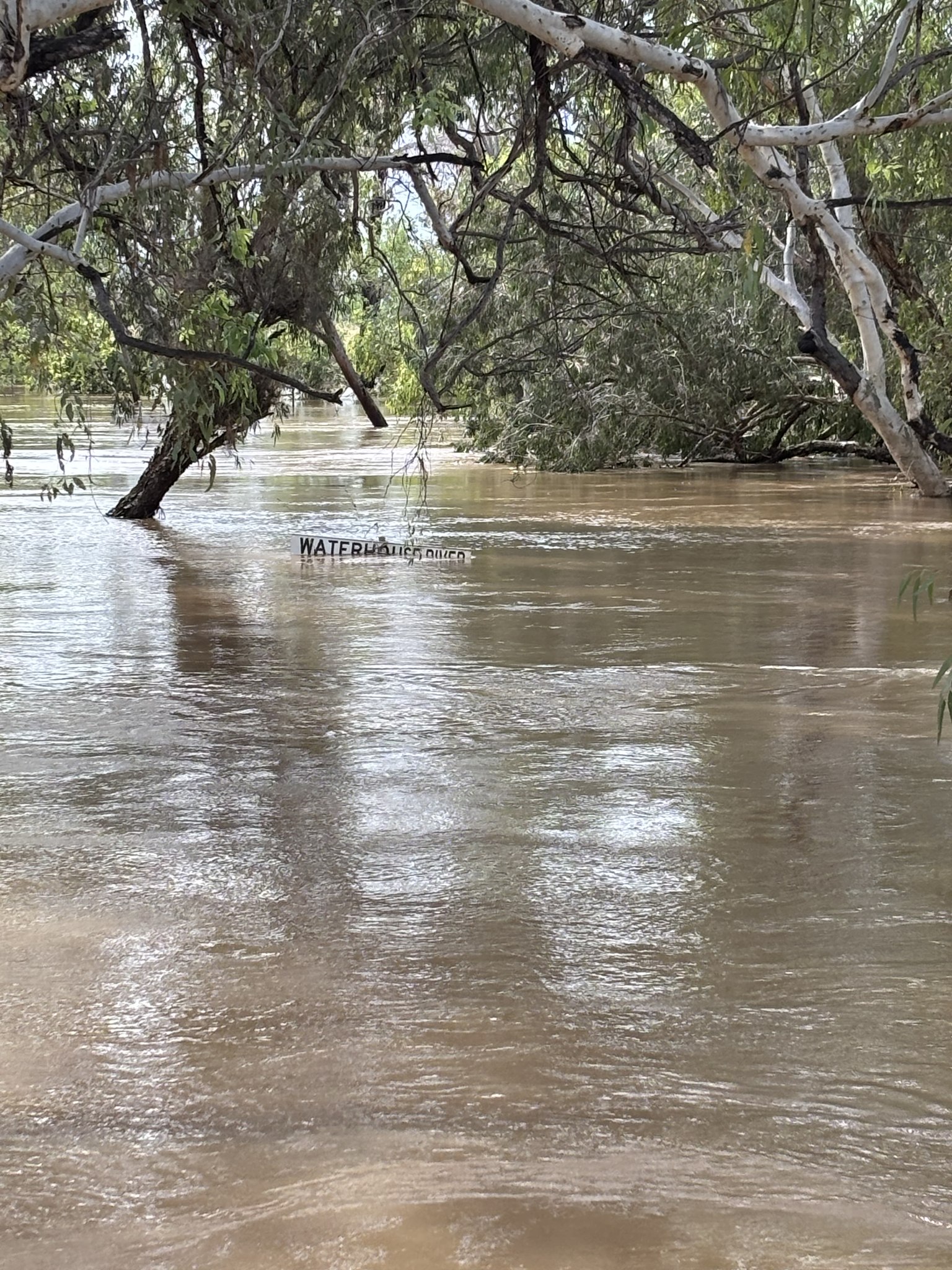 Bajo las aguas, apenas se ve una señal que indique un río.