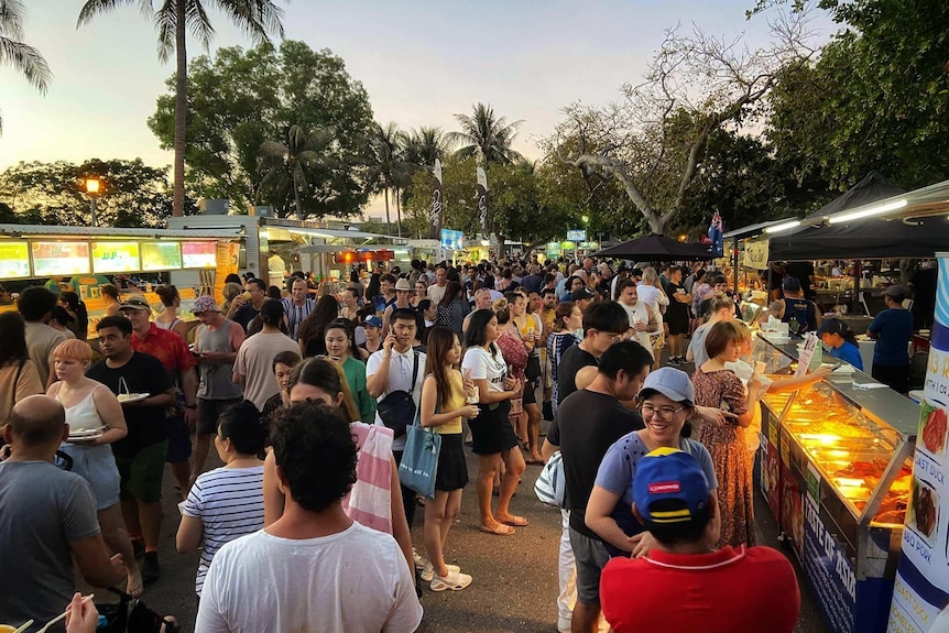 Una foto de un mercado ocupado.