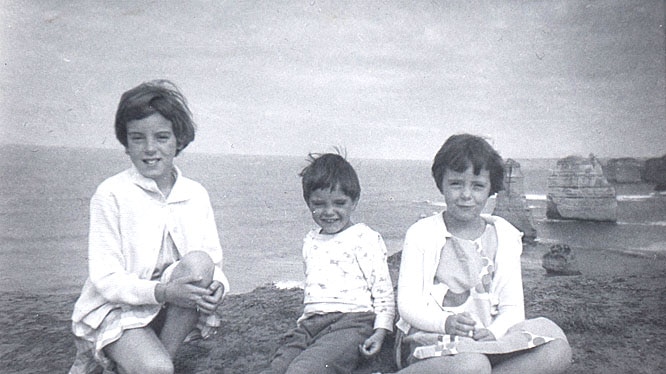 Beaumont children photographed at the Twelve Apostles.