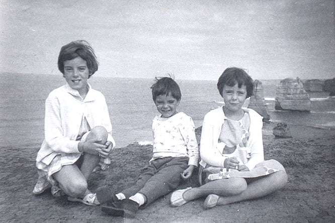 Beaumont children photographed at the Twelve Apostles.