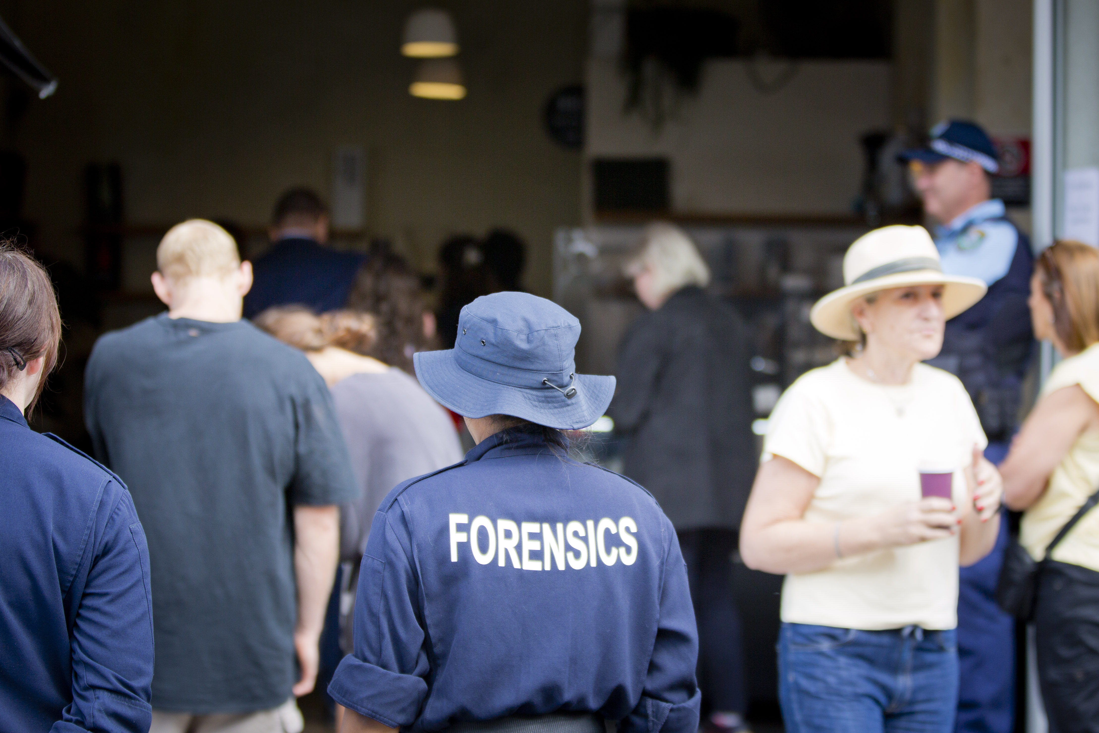 Especialistas forenses e outras pessoas fora de um café, The Depot