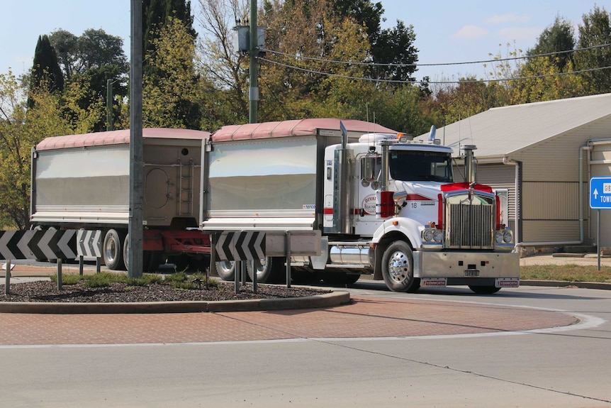 A heavy truck from Divall's Bulk Haulage in Goulburn