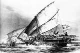 Gambar berwarna hitam putih memperlihatkan kapal dengan layar sedang terombang ambing ombak di lautan