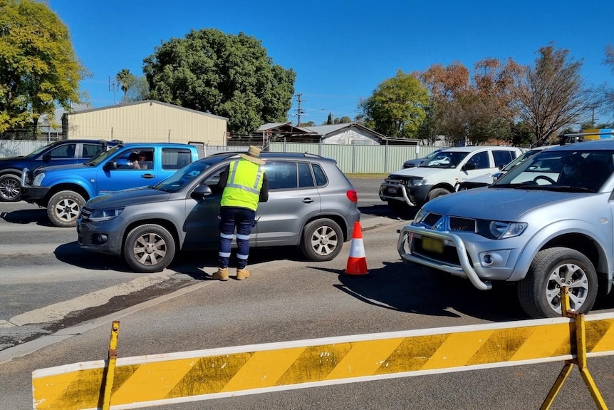 cars lining up at a covid-19 testing clinic