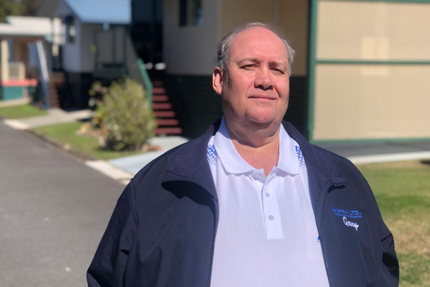 Le PDG d'ARPRA, Gary Martin, debout dans un parc de caravanes de Port Macquarie
