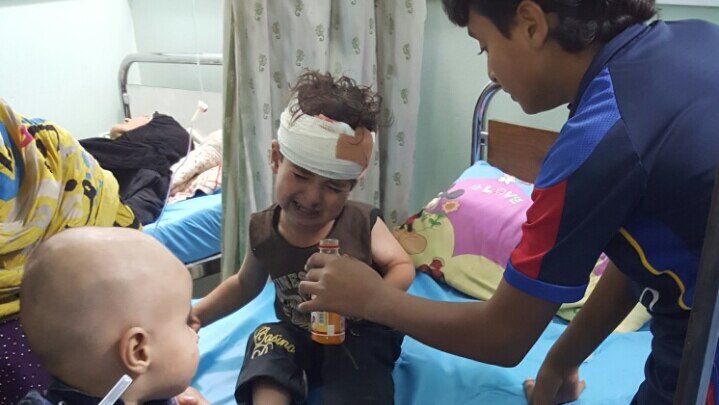 An Iraqi child with head injuries received a drink at Habaniya Health Centre