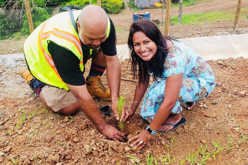 Сутапа Ховладер сажает дерево в Суве, Фиджи.