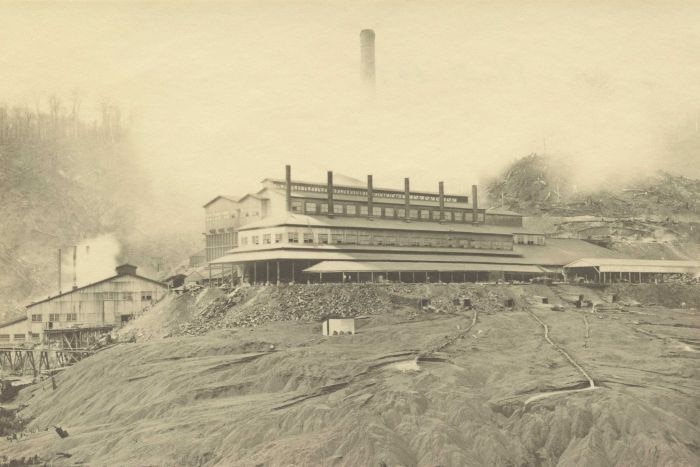 Old sepia coloured photo of Mount Lyell copper mine in the early 1900s