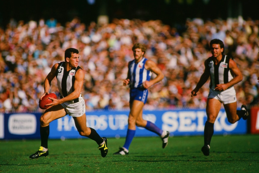 Darren Millane breaks away with the ball during a VFL match.