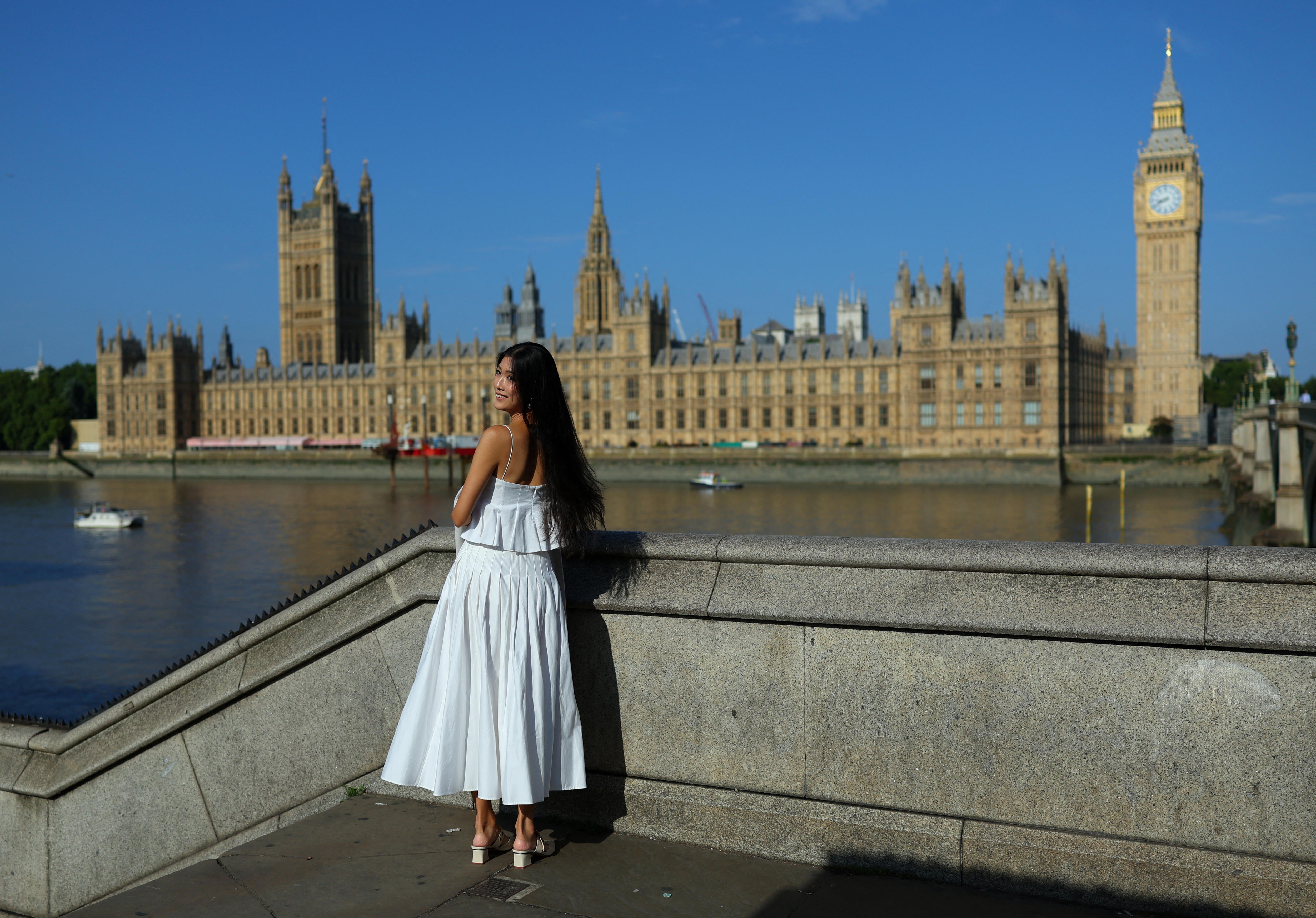 一名女子在大本钟附近摆姿势拍照 