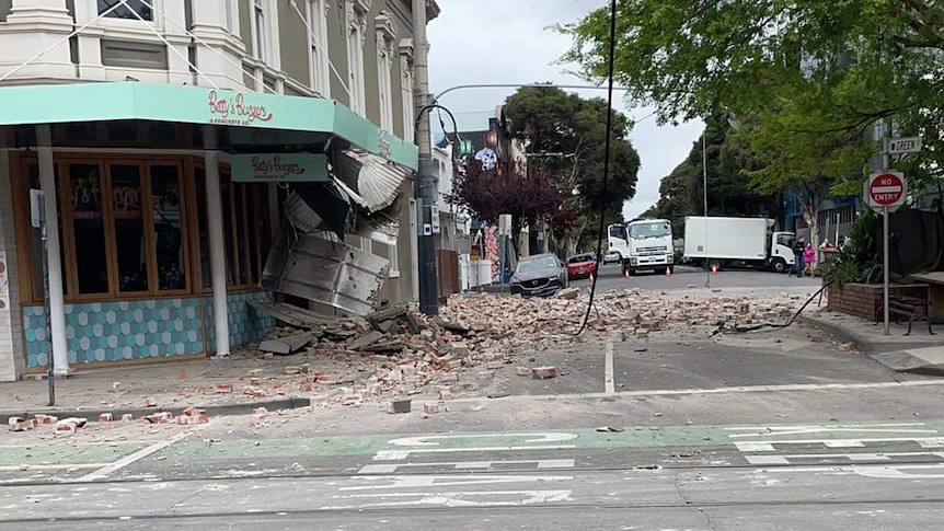Chape街部分建筑在地震中坍塌。