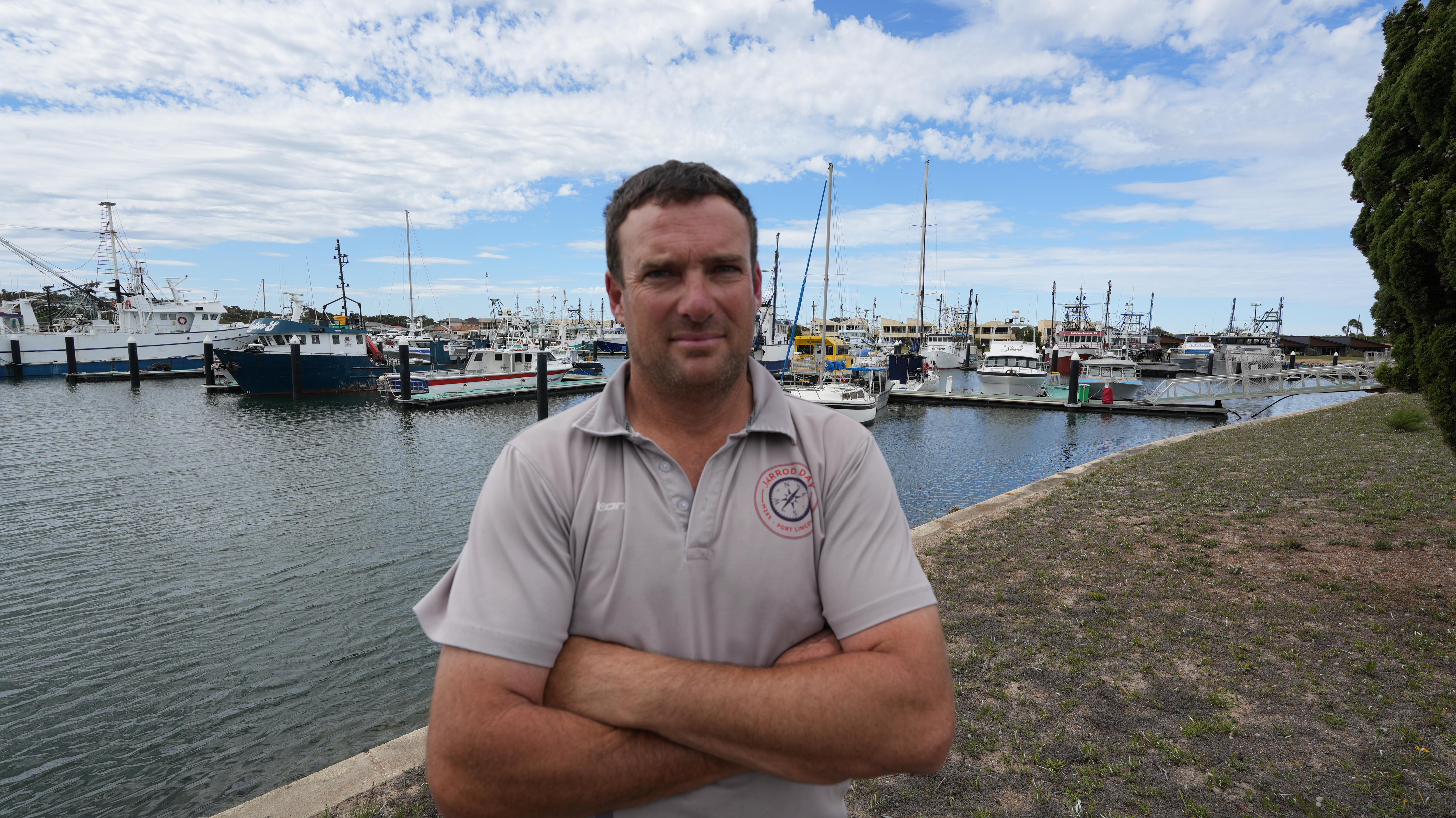 Un pescador profesional en el agua.