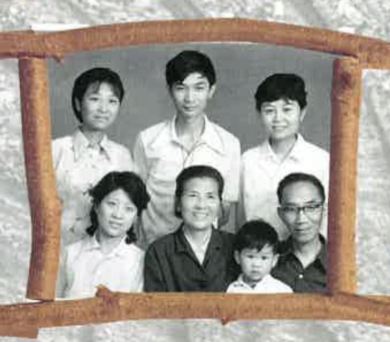 年轻时候的张先生（中）与家人的合照。