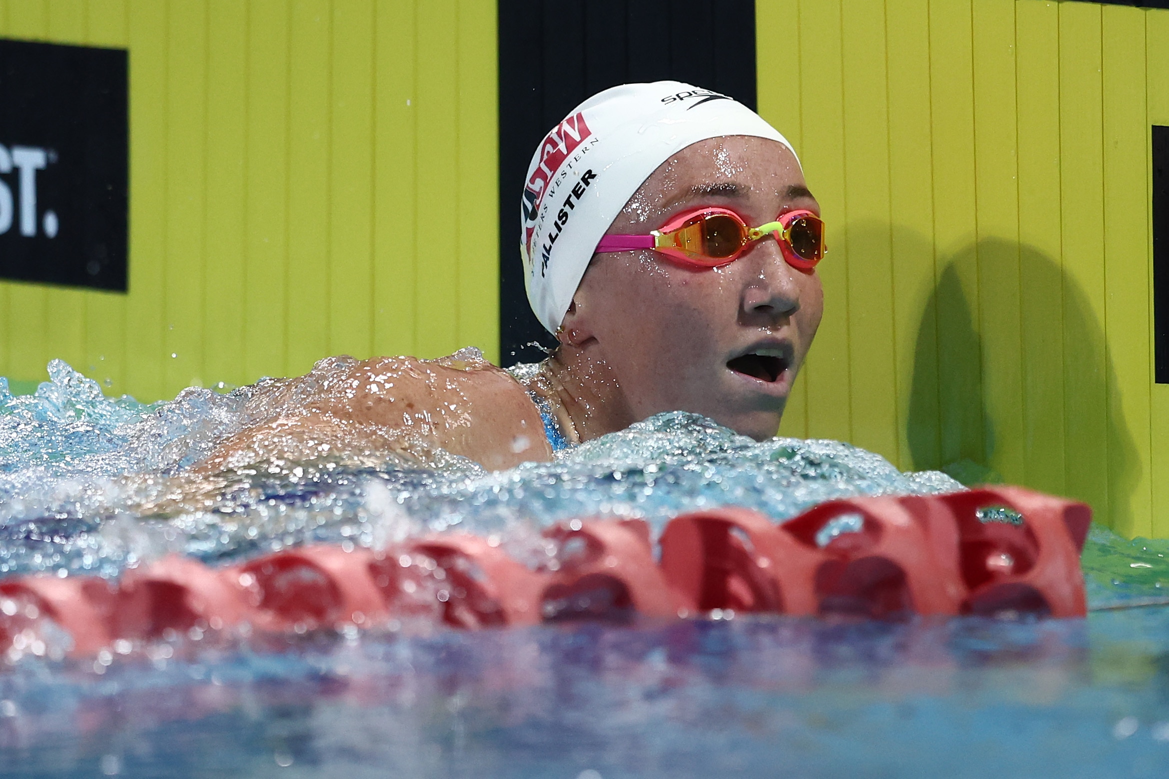 Lani Pallister toca a parede