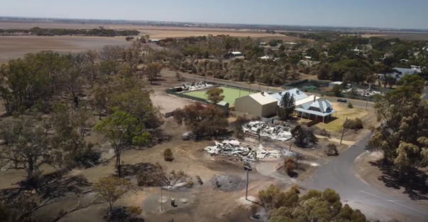 Toma de drones de Natimuk con un óvalo de fútbol verde y algunos edificios aplanados y quemados