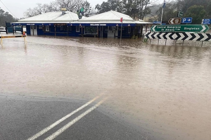 Wollombi Tavern under in floodwater